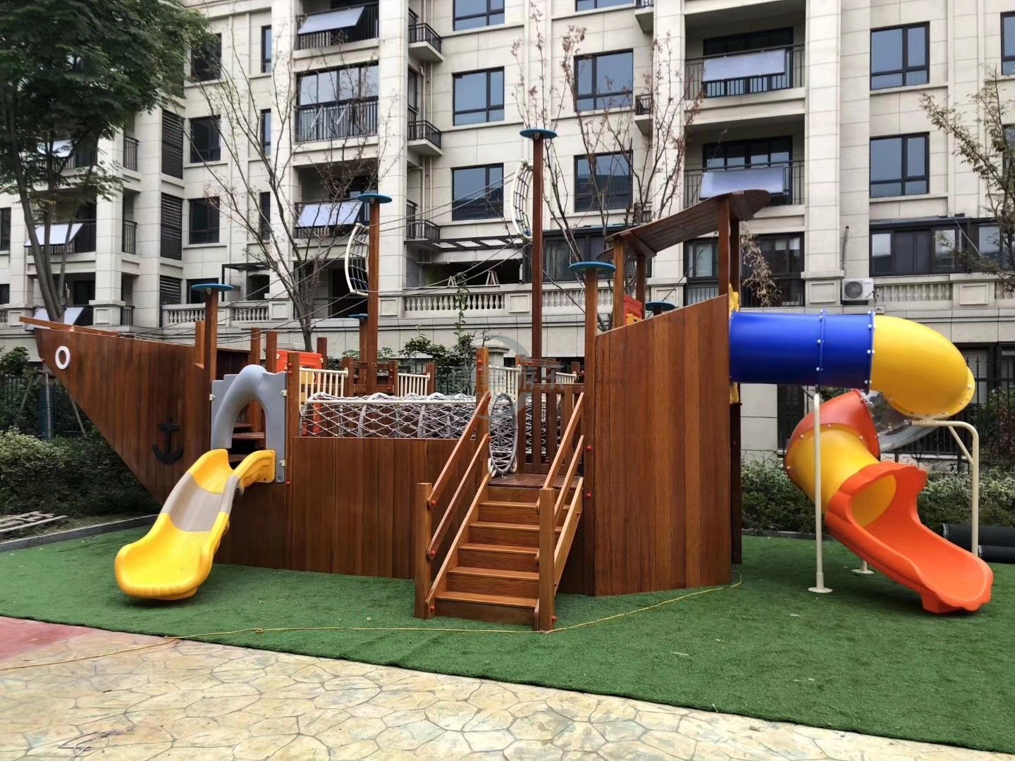 幼兒園戶外木質滑梯