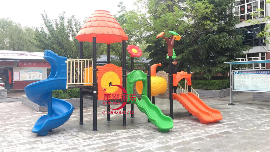 塑料滑梯